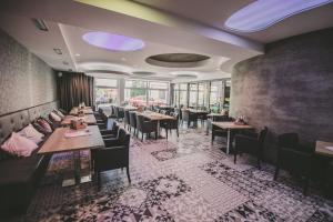 Hotel U Kostela في مودريك: مطعم بطاولات وكراسي ونوافذ