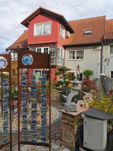 Gästezimmer Reitinger في Siegenburg: منزل به حديقة امام مبنى