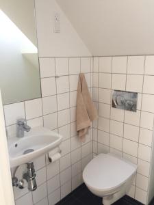 ein Bad mit einem WC und einem Waschbecken in der Unterkunft Lejlighed på landet, NO Smoking in Kvistgård