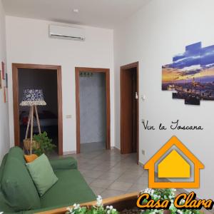 ein Wohnzimmer mit einem Sofa und einem Gemälde an der Wand in der Unterkunft Casa Clara in Cerreto Guidi