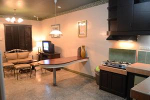 eine Küche mit einem Tisch und ein Wohnzimmer in der Unterkunft DM Residente Villas in Angeles