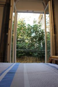 Un pat sau paturi într-o cameră la Comfortable apartment in the center of Athens