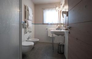 Koupelna v ubytování Chalet C'Est La Vie + 37 fotografií