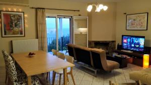TV a/nebo společenská místnost v ubytování Ioannis House Sea View-Perfect family holidays