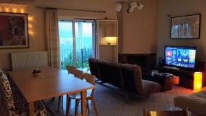 TV a/nebo společenská místnost v ubytování Ioannis House Sea View-Perfect family holidays