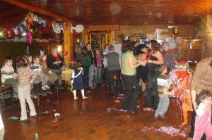 grupa ludzi tańczących w pokoju w obiekcie Hotel Terralta w mieście Campelles