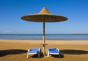 2 sedie sotto un ombrellone in spiaggia di ANNA 5-A Levante Beach a Benidorm