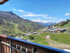 een balkon met uitzicht op een bergvallei bij Nid aux Menuires in Les Menuires