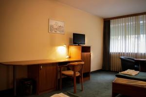 Televízia a/alebo spoločenská miestnosť v ubytovaní Hostel Rakitje-Rakitje + 14 fotografií