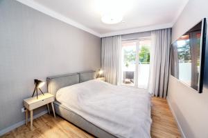 Posteľ alebo postele v izbe v ubytovaní FARO Apartamenty Polanki Park z basenami