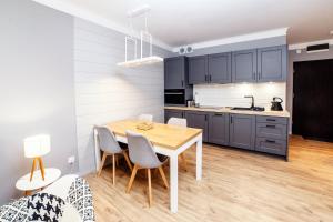 Kuchyňa alebo kuchynka v ubytovaní FARO Apartamenty Polanki Park z basenami