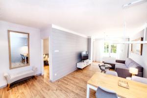 Televízia a/alebo spoločenská miestnosť v ubytovaní FARO Apartamenty Polanki Park z basenami