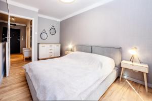 Posteľ alebo postele v izbe v ubytovaní FARO Apartamenty Polanki Park z basenami