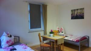 a small room with a table and a bed at Gästewohnung zum Wohlfühlen in Döbeln