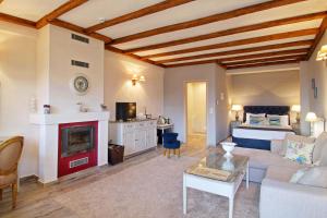 Χώρος καθιστικού στο AlmondHouse Suites with Fireplace - ADULTS ONLY