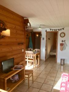 TV a/nebo společenská místnost v ubytování Appartements dans Chalet