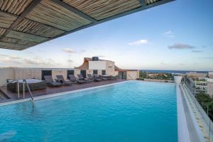 uma piscina no telhado de um edifício em Macondo 5th Av em Playa del Carmen