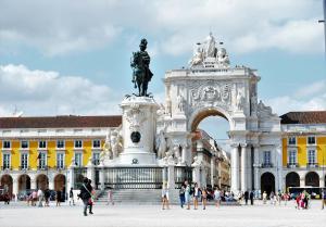 リスボンにあるCasa Portuguesa Fanqueirosの周囲を歩く人々のいる建物前の像