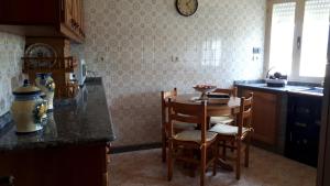 cocina con mesa y sillas en CASA PUMARES en Lagoa
