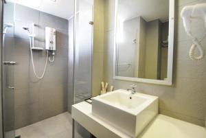 Koupelna v ubytování Celyn City Hotel + 32 fotografií
