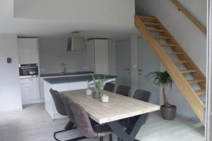 Kuchyňa alebo kuchynka v ubytovaní Holiday cottage with sauna in Zeeland