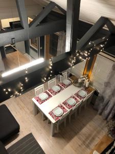 an overhead view of a dining table with lights at Syöte Huuhkamajat Cottage in Syöte