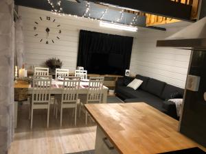 Posezení v ubytování Syöte Huuhkamajat Cottage