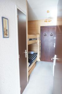 a small room with a bunk bed and a door at Résidence L’Etendard in Les Deux Alpes
