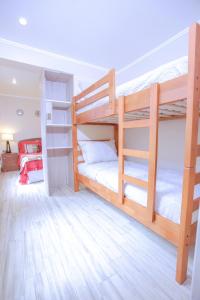 Bunk bed o mga bunk bed sa kuwarto sa Santiago Rent Apart