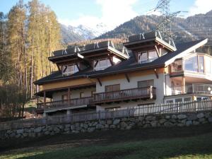 un gran edificio con balcones en un lateral en Gästehaus Falkenblick, en Arzl im Pitztal