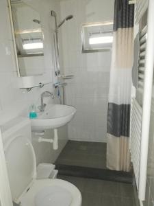 Et badeværelse på Rustige, gelijkvloerse vakantiewoning met 2 slaapkamers in Simpelveld, Zuid-Limburg