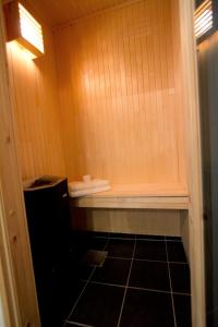 a small shower with a bench in a bathroom at Bjørkelia Lodge in Vassenden