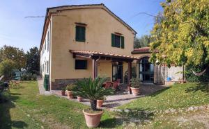 een huis met potplanten ervoor bij Country Villa La Bella Vista in Ponte Nuovo