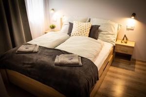 Un pat sau paturi într-o cameră la Loli Apartman
