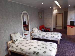 a hotel room with two beds and a tv at casa di Gino in Antwerp