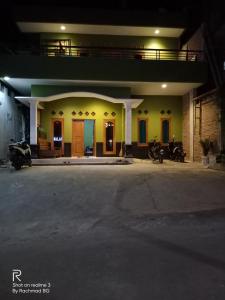 un bâtiment avec des portes colorées dans un parking dans l'établissement penginapan Samara Homestay Tawangmangu, à Tawangmangu
