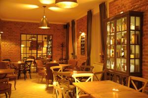 Reštaurácia alebo iné gastronomické zariadenie v ubytovaní Time Cafe & Penzion