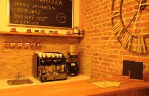 Príslušenstvo na prípravu kávy alebo čaju v ubytovaní Time Cafe & Penzion