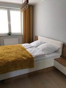 Łóżko lub łóżka w pokoju w obiekcie Apartament słoneczny
