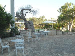 A garden outside Tenuta Pigliano Hotel