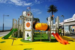 plac zabaw ze zjeżdżalnią na plaży w obiekcie Beachfront 82 w mieście Torrox Costa