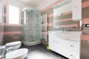 Ένα μπάνιο στο Casa Vacanza Aurora 6-8 posti letto +16 φωτογραφίες