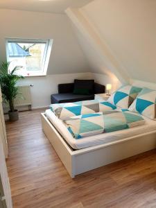 Schlafzimmer mit einem Bett und einem Fenster in der Unterkunft Wohlfühl-Apartment Bad Kissingen III in Bad Kissingen
