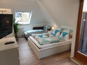 Kleines Zimmer mit 2 Betten und einem TV in der Unterkunft Wohlfühl-Apartment Bad Kissingen III in Bad Kissingen