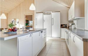 Η κουζίνα ή μικρή κουζίνα στο Beautiful Home In Sydals With Kitchen