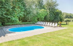 - une petite piscine avec des chaises et une table dans l'établissement Vakantiewoning 10, à Simpelveld