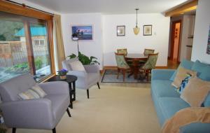 uma sala de estar com cadeiras e uma mesa e uma sala de jantar em Mossy Hill Suite em Salt Spring Island