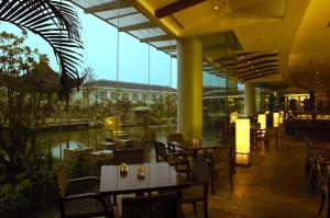 南京湖滨金陵饭店的建筑物内有桌椅的餐厅