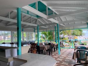 a dining area at a resort with tables and chairs at Villa Sunny Days in San Andrés