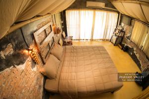 an overhead view of a bedroom with a large bed at Phayam Valley Homestay in Ko Phayam